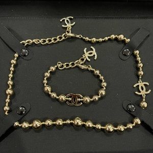 Authentic Exclusive Chanel Necklace and bracelet in Gold.